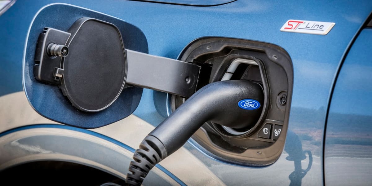 Ford Kuga Plug-in-Hybrid Stecker Aufladen Ladestation